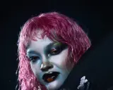 Daniela Rathana konsert: en artist med rosa hår och dramatisk sminkning, redo att leverera en oförglömlig show.