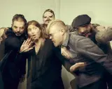 Rival Sons Sverige: bandmedlemmar i en intensiv, suddig pose.