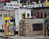 Checkpoint Charlie, ett måste att se i Berlin, med soldater och en McDonald's i bakgrunden.