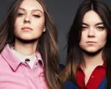 Två unga kvinnor med mörkt hår, den ena i rosa jacka, den andra i blått. Som en första hjälpen kit pappa, redo för allt.