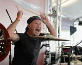 Chad Smith, trummis i Red Hot Chili Peppers, slår på trummorna med full energi och ett vrål.