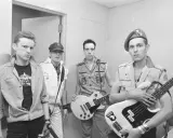 Medlemmar av The Clash poserar med sina instrument. Från vänster: Mick Jones, Paul Simonon, Joe Strummer och Topper Headon.