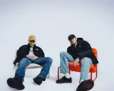 Elias Hurtig och Hov1 sitter avslappnat i stolar, redo för en ny låt.