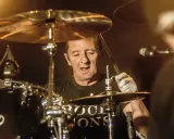 Phil Rudd, AC/DC trummis, slår på cymbalerna under en konsert.
