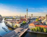 Vy över Berlin med floden Spree, TV-tornet och Berliner Dom. En perfekt vy över några av Berlins måsten.