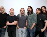 Medlemmar av Foo Fighters poserar för en gruppbild.