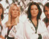 ABBA poserar framför påfågelsfjädrar. Deras otroliga framgång gör att man undrar hur många skivor ABBA har sålt.