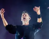 Jocke Berg med armarna uppsträckta under kent sista konsert. En känslosam stund på scenen.