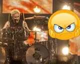 Taylor Hawkins, Foo Fighters trummis, bakom sitt trumset. En arg emoji täcker en del av bilden.