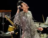Harry Styles i sin glittriga outfit på scen i Stockholm, sjungandes med passion.