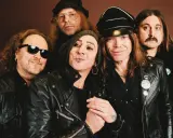 Medlemmar av The Hellacopters poserar tillsammans, klädda i läderjackor och med rockiga frisyrer.