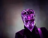 En av Ghost medlemmar utan mask, med en metallisk lila mask som täcker ansiktet.