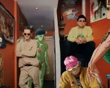 Medlemmar av Gorillaz samlade i en korridor. Från vänster: Noodle, Murdoc, 2-D och Russel.