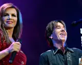 Marie Fredriksson och Per Gessle på scen under en Roxette-konsert. Per Gessle turné fortsätter med energi.