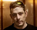 Sebastian Murphy, en av medlemmarna i Viagra Boys, med solglasögon på pannan och tatueringen "LÖS" på pannan.
