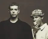 Pet Shop Boys i Stockholm, en av dem äter ett äpple.