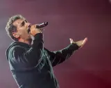 Serj Tankian sjunger passionerat på scenen i Sverige. System of a Down levererar en oförglömlig show.