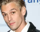 Aaron Carter, en gång en känd barnstjärna, blickar mot kameran.