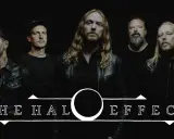 Medlemmar av the halo effect poserar framför en svart bakgrund. Bandnamnet "THE HALO EFFECT" syns i vitt nedtill.