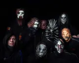 Gruppbild med medlemmar av Slipknot, alla bär sina ikoniska masker.