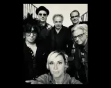 Bandmedlemmar poserar för en bild. Kanske är det Cat Power i Stockholm, redo för en spelning.