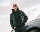 Victor Leksell redo för sin nya låt, med en skinnjacka och keps.