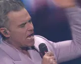 Robbie Williams sjunger med energi i Sverige.