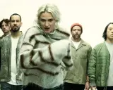 En grupp människor, inklusive sångare från Linkin Park, står i en rad.