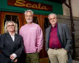Henrik Schyffert och hans band, medlemmar från Scala, poserar framför teatern.