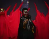 The Weeknd Sverige: artisten med mask och röda dansare på scen.
