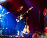 Black Country New Road spelade i Stockholm. Bandet med gitarr, bas och saxofon på scenen.