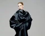 Celine Dion i en dramatisk svart klänning, redo för en oförglömlig konsert.