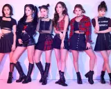 Sex k-pop-inspirerade tjejer poserar i coola outfits med rutiga kjolar och stövlar.