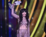Vinnaren Loreen firar med Eurovision-trofén. Hon har vunnit tävlingen två gånger, vilket är en av Sveriges framgångar.