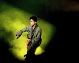 Prince, med sin ikoniska gitarr, levererar en energisk show. En sann "prince way out west"-upplevelse.