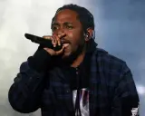Kendrick Lamar, way out west, sjunger i en rutig skjorta med en mikrofon i handen.