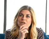 Pernilla Wahlgren, med handen vid hakan, funderar på sitt nästa Melodifestivalen-bidrag.