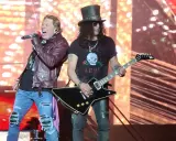Axl Rose sjunger med Guns N' Roses i Sverige. Slash spelar gitarr med sin ikoniska hatt.