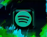 Spotify-logotypen lyser i grönt mot en mörk bakgrund med abstrakta, glitchiga effekter. Vem har mest lyssnare på Spotify?
