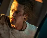 Brad Pitt som Ladybug, en olycksdrabbad lönnmördare, i filmen Bullet Train. Han ser ut att vara i fara.