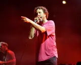 Zack de la Rocha, en av medlemmar av Rage Against the Machine, pekar ut mot publiken under en energisk konsert.
