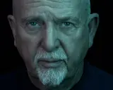 Närbild på Peter Gabriel med blå ögon och vitt skägg, ljuset ger en mystisk känsla som passar hans nya album.