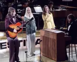 ABBA framför "Waterloo" på scenen. Björn spelar gitarr, Agnetha och Anni-Frid sjunger, Benny vid keyboardet. En riktig ring ring idol-stund!