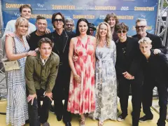 Skådespelarna från "Sommartider film" samlade på röda mattan. En glad ensemble redo för premiären.