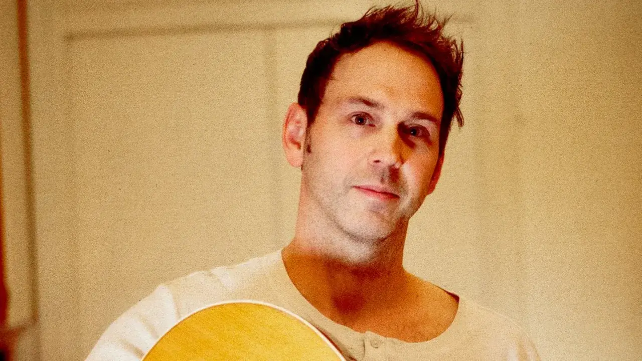 Joel Alme, redo för en konsert, med sin gitarr redo.