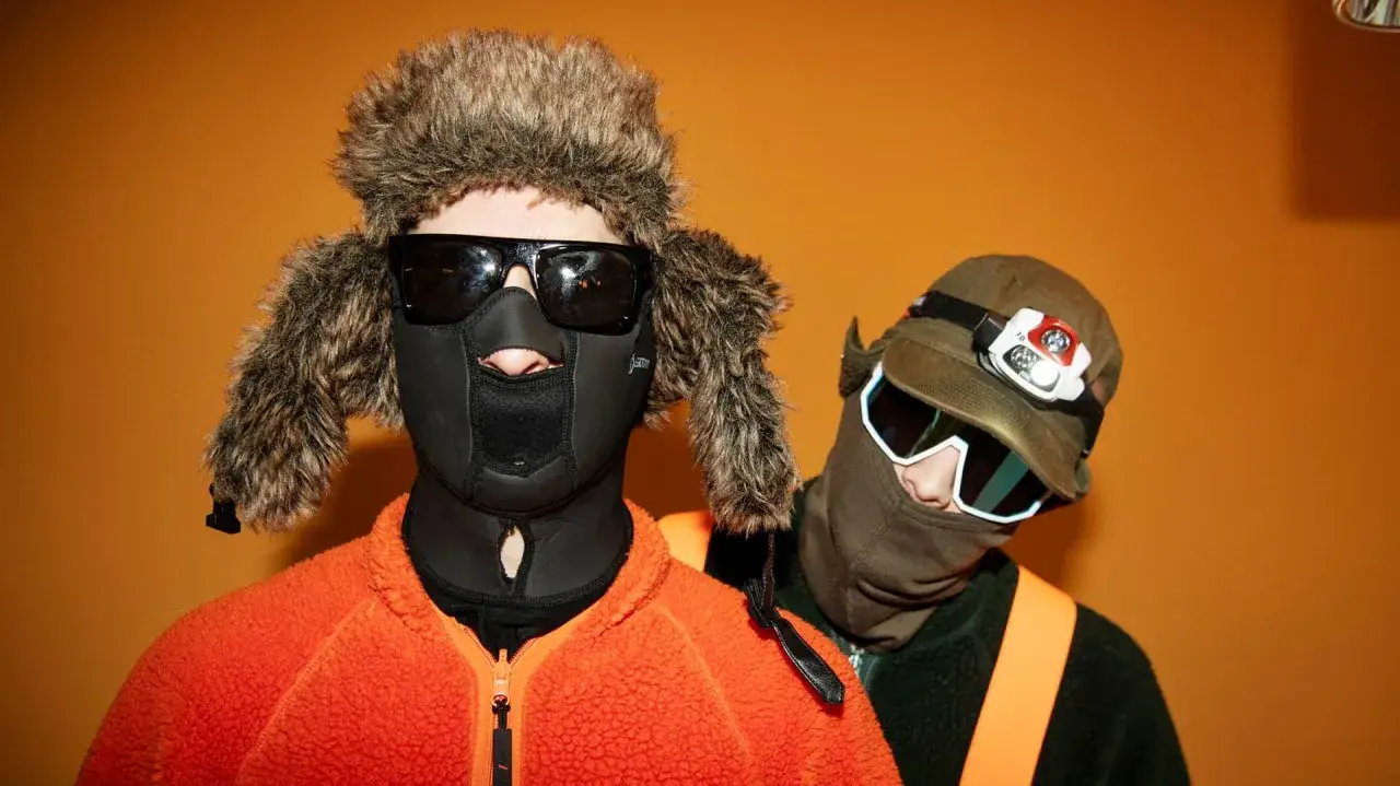Två epa dunk artister med ansiktsmasker och solglasögon, redo för en kall kväll.