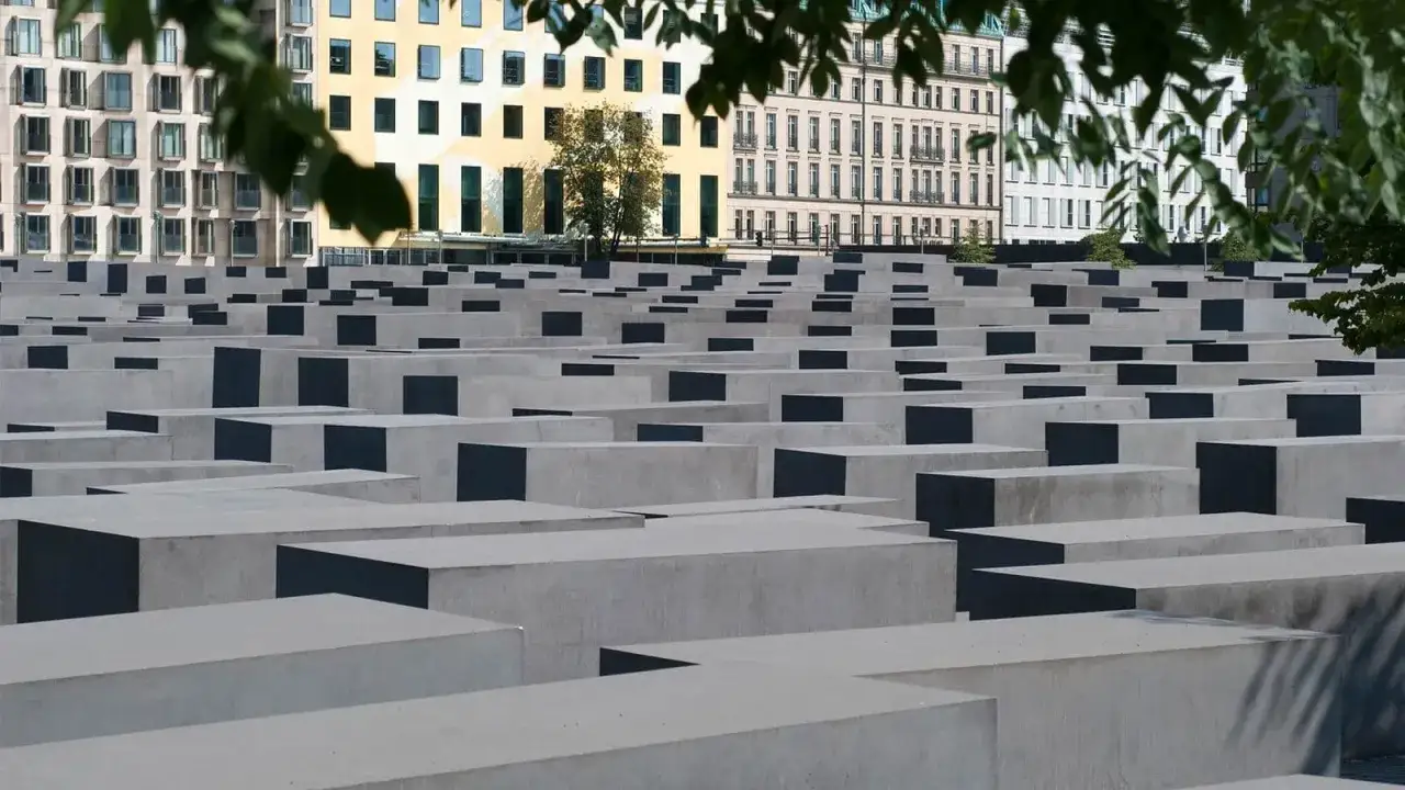 Minnesmärket över Europas mördade judar i Berlin är en gripande plats att se i Berlin.