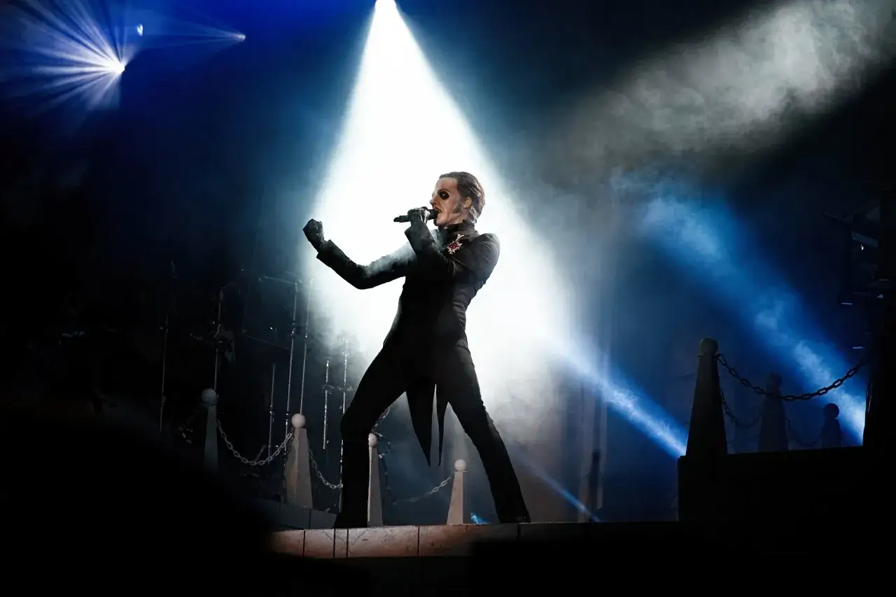 Tobias Forge, som Papa Emeritus IV, sjunger med mikrofonen i handen på en rökfylld scen.