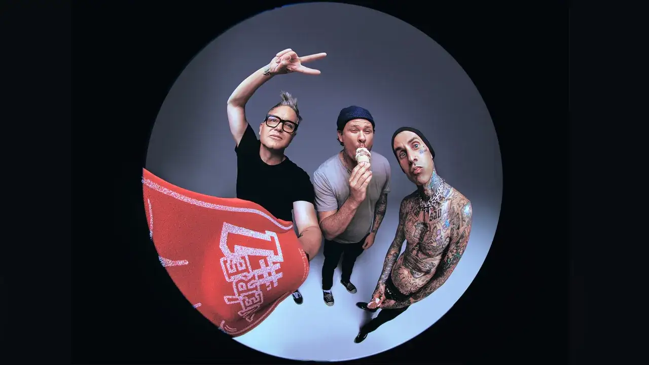 Blink-182 Sverige: Mark Hoppus, Tom DeLonge och Travis Barker poserar med en glass och en röd supporterflagga.