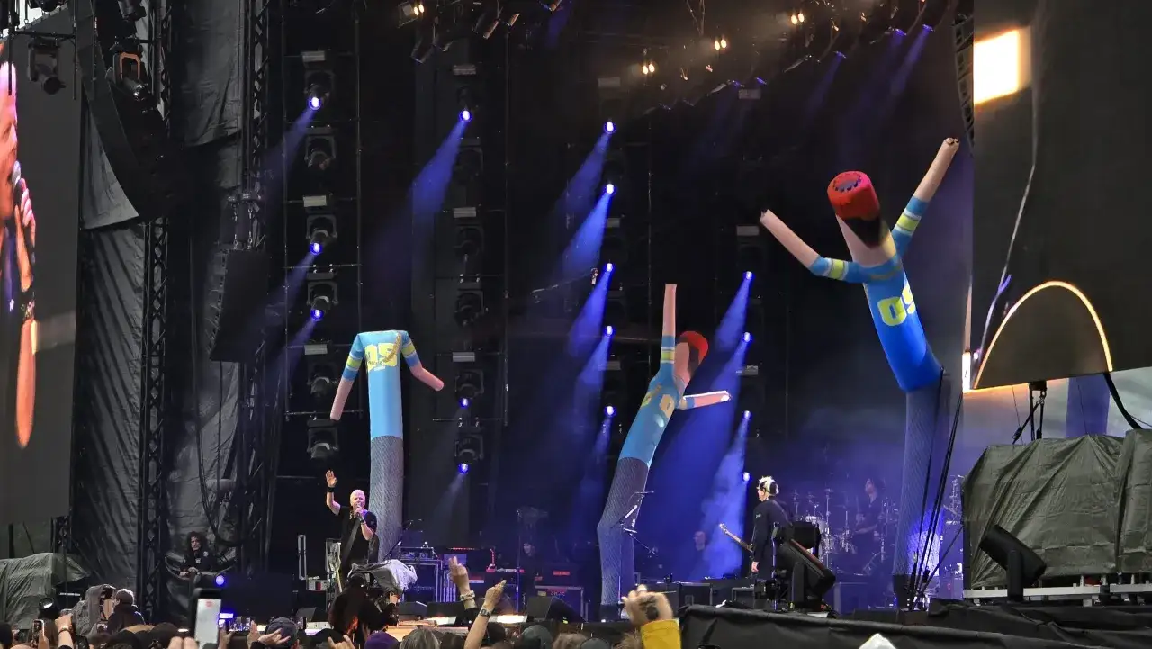 The Offspring spelade i Sverige med uppblåsbara figurer som dansade på scenen. Blå ljus och rök skapade en festlig stämning.